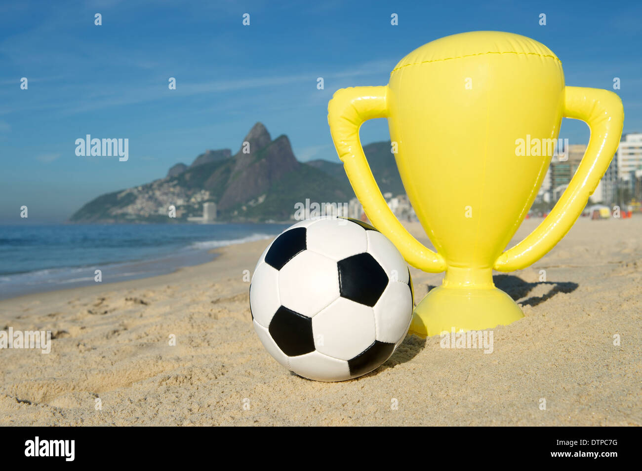 Le Brésil champion soccer football trophée avec la plage d'Ipanema Rio de Janeiro Brésil Banque D'Images