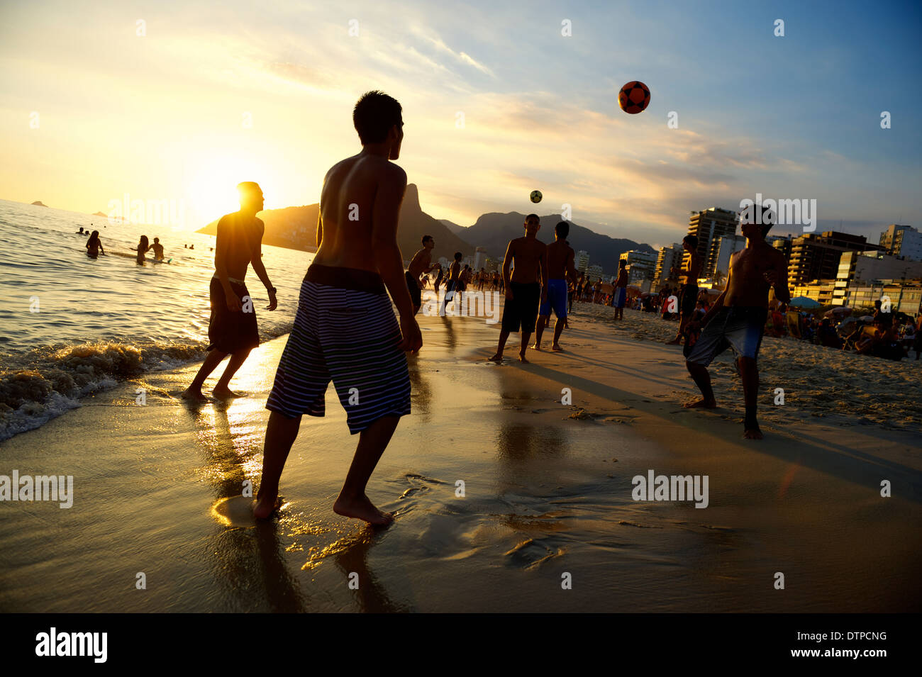 Les brésiliens à l'altinho Carioca futebol football beach soccer coups au coucher du soleil de la plage d'Ipanema Rio de Janeiro Banque D'Images