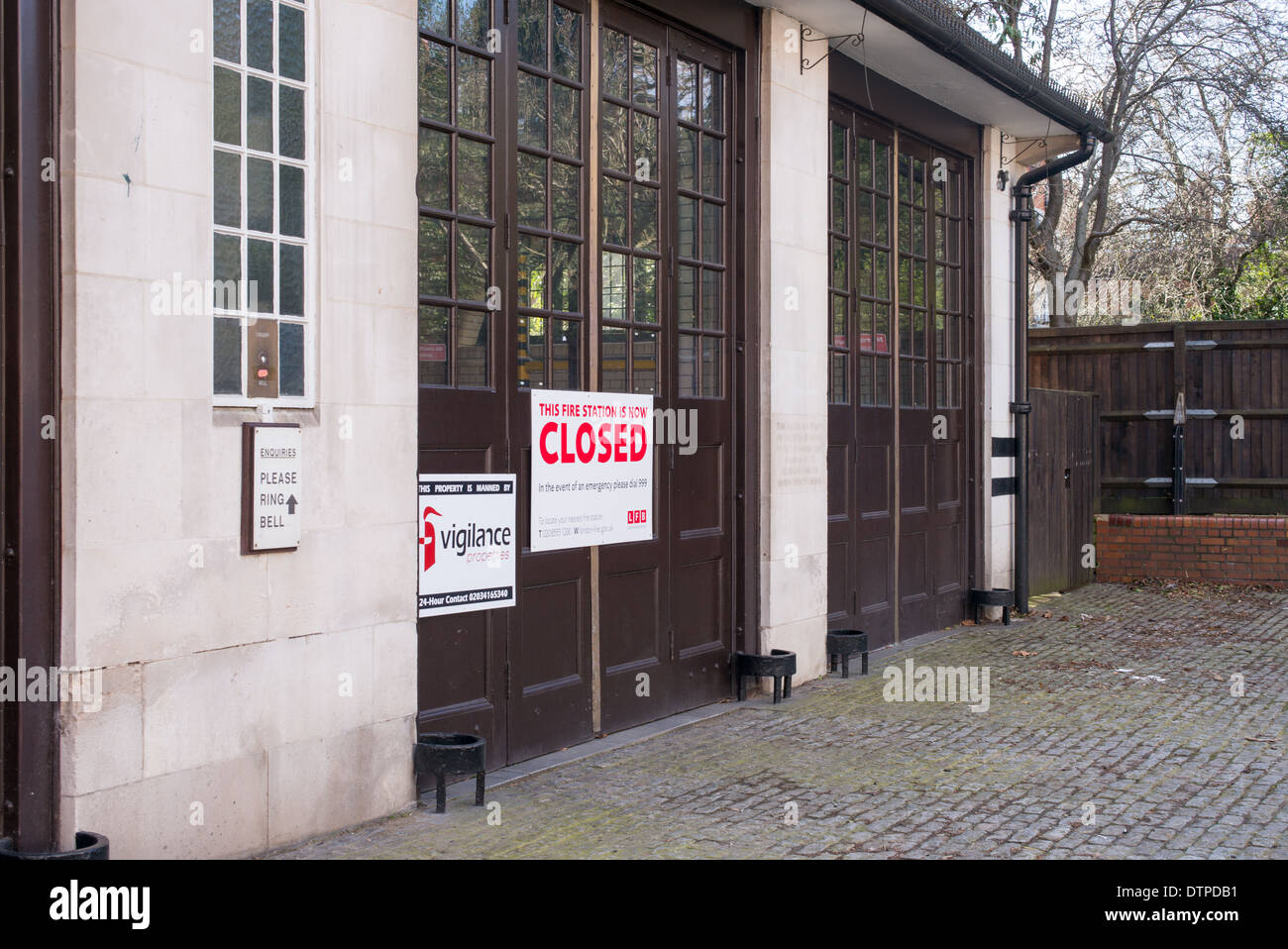 Londres, Royaume-Uni - 22 Février 2014 : Fermeture de Belsize Park Fire Station, au nord-ouest de Londres avec signes fermé Banque D'Images