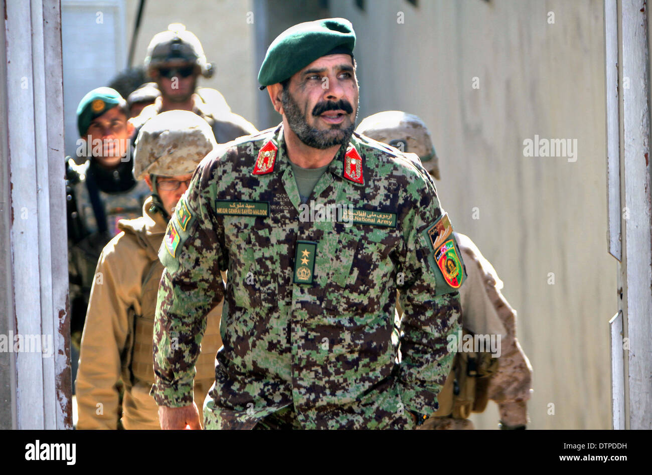 Le général de l'Armée nationale afghane Sayeed Malook, le général commandant de la 215e Corps, arrive à la base principale d'Lashkar Gah à la suite d'une shura au quartier général de la police provinciale, 10 février 2014 à Lashkar Gah, dans la province d'Helmand, en Afghanistan. Banque D'Images