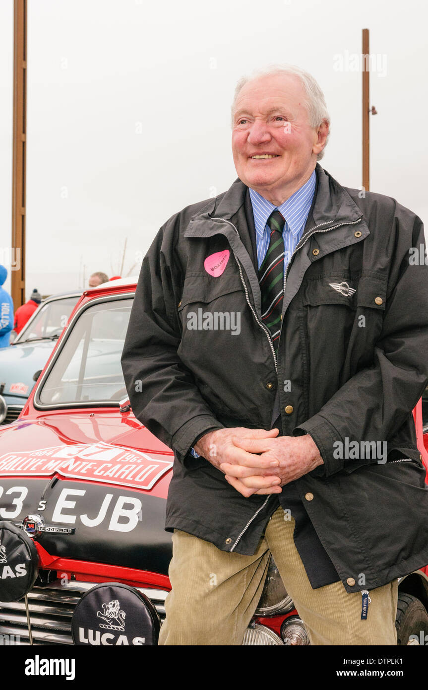 Belfast, Irlande du Nord. 22 févr. 2014 - Paddy Hopkirk avec son Mini dans lequel il a remporté le Rallye de Monte Carlo 1964, lors du 50ème anniversaire Mini gala en son honneur. Crédit : Stephen Barnes/Alamy Live News Banque D'Images