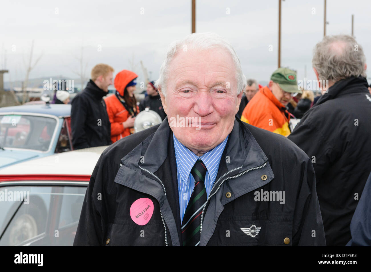 Belfast, Irlande du Nord. 22 févr. 2014 - Paddy Hopkirk avec son Mini dans lequel il a remporté le Rallye de Monte Carlo 1964, lors du 50ème anniversaire Mini gala en son honneur. Crédit : Stephen Barnes/Alamy Live News Banque D'Images