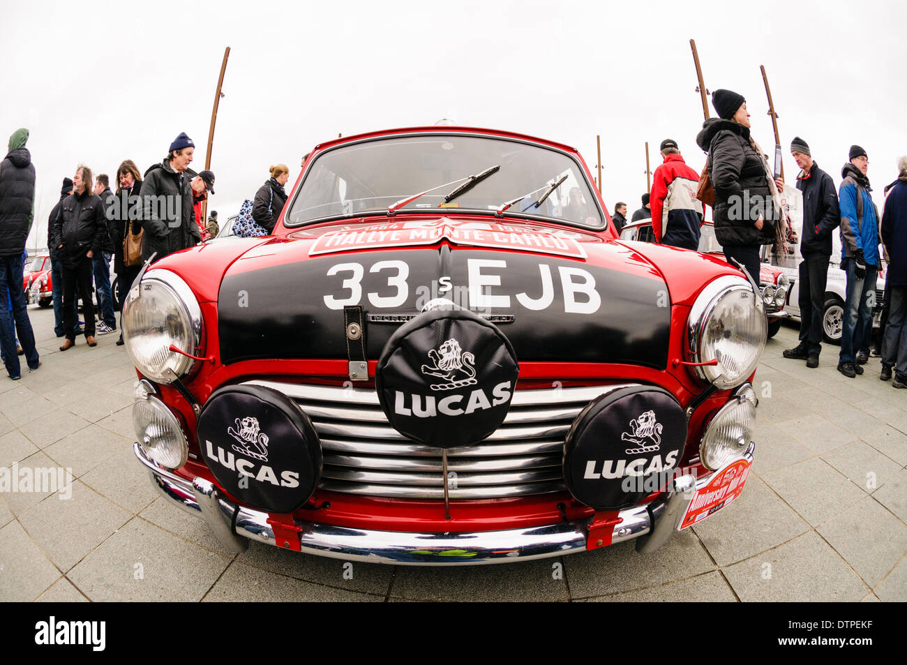 Belfast, Irlande du Nord. 22 févr. 2014 - Paddy Hopkirk's 1964 Mini dans lequel il a remporté le Rallye de Monte Carlo à l'occasion du 50e anniversaire Paddy Hopkirk Gala Mini Crédit : Stephen Barnes/Alamy Live News Banque D'Images