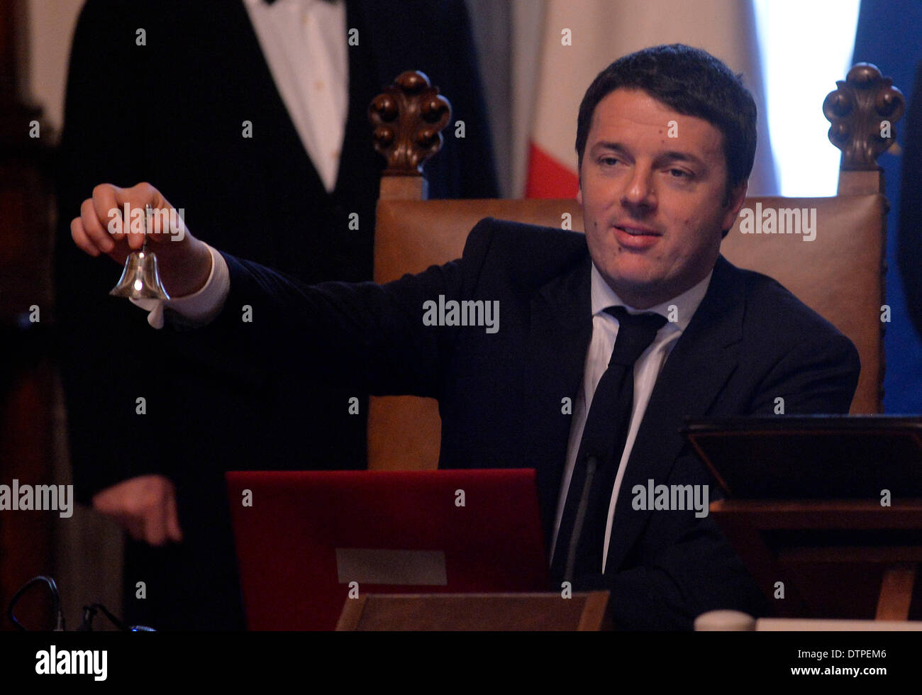 Rome, Italie. Feb 22, 2014. Le nouveau premier ministre Italien Matteo Renzi a fait sonner la cloche ministre du cabinet au cours de la cérémonie de passation à Rome le 22 février 2014. Le nouveau premier ministre Matteo Renzi et ses ministres ont prêté serment le samedi avant le président italien Giorgio Napolitano, à commencer leur tâche pour accélérer les réformes et de relancer l'économie en difficulté. Credit : Alberto Lingria/Xinhua/Alamy Live News Banque D'Images