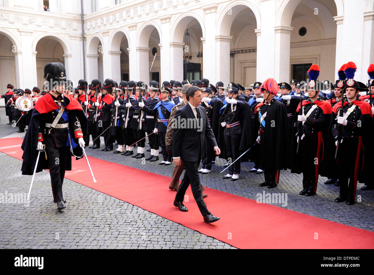 Rome, Italie. Feb 22, 2014. Le nouveau premier ministre Italien Matteo Renzi inspecte la garde d'honneur du bureau du premier ministre à Rome le 22 février 2014. Le nouveau premier ministre Matteo Renzi et ses ministres ont prêté serment le samedi avant le président italien Giorgio Napolitano, à commencer leur tâche pour accélérer les réformes et de relancer l'économie en difficulté. Credit : Alberto Lingria/Xinhua/Alamy Live News Banque D'Images