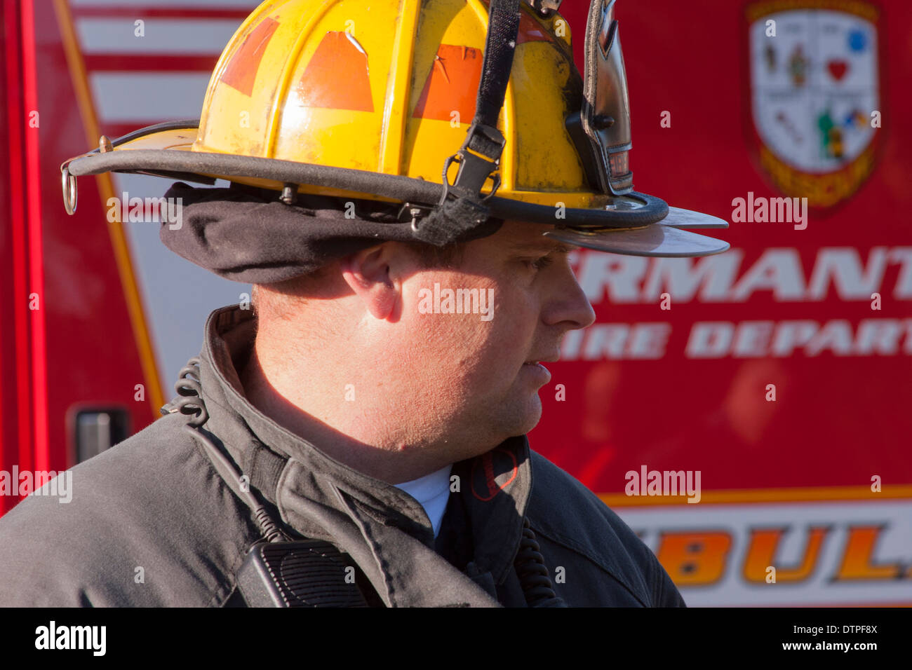 Un pompier en face de l'ambulance Pompiers Germantown Banque D'Images