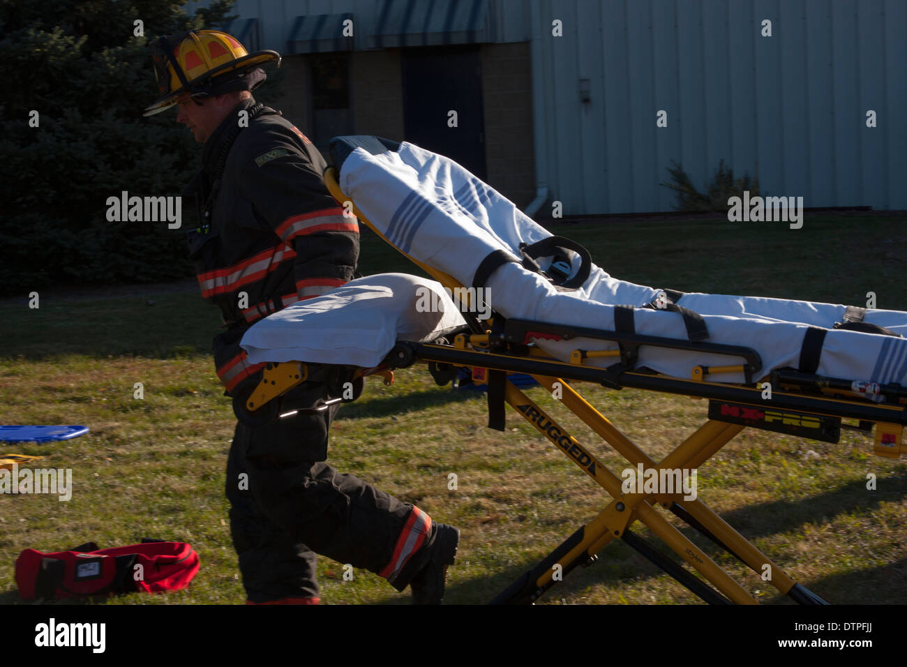Un pompier tournant avec une civière médicale brouillé dans Motion Banque D'Images