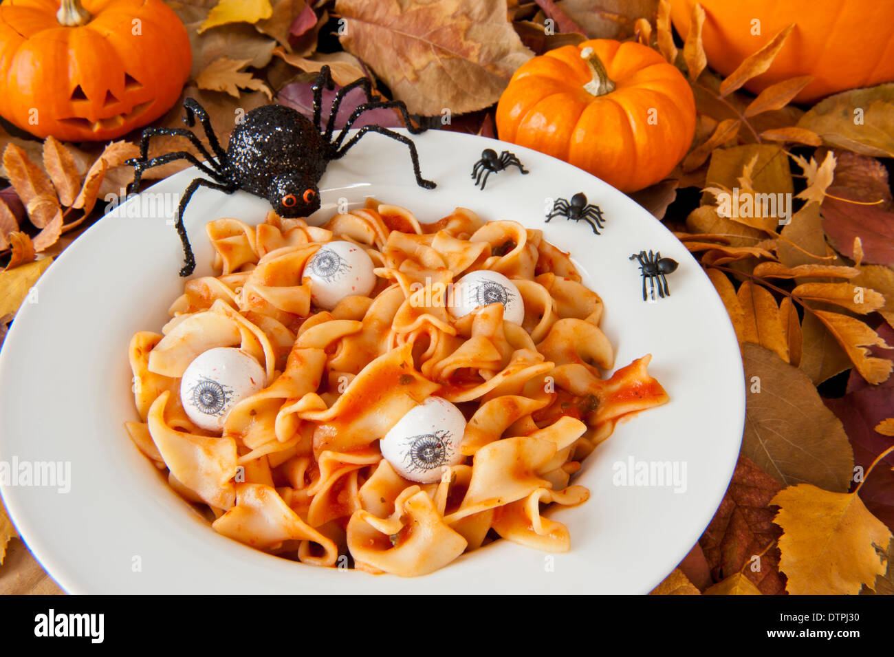 Plat de cerveaux de nouilles et des globes oculaires avec les araignées d'Halloween et d'un cric-o-lanterne Banque D'Images