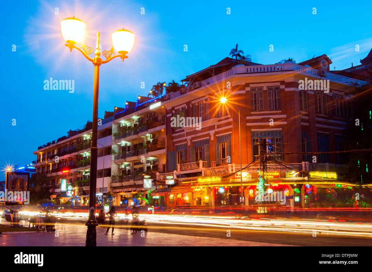 Riverfront et Sisowath Quay, Phnom Penh au crépuscule Banque D'Images