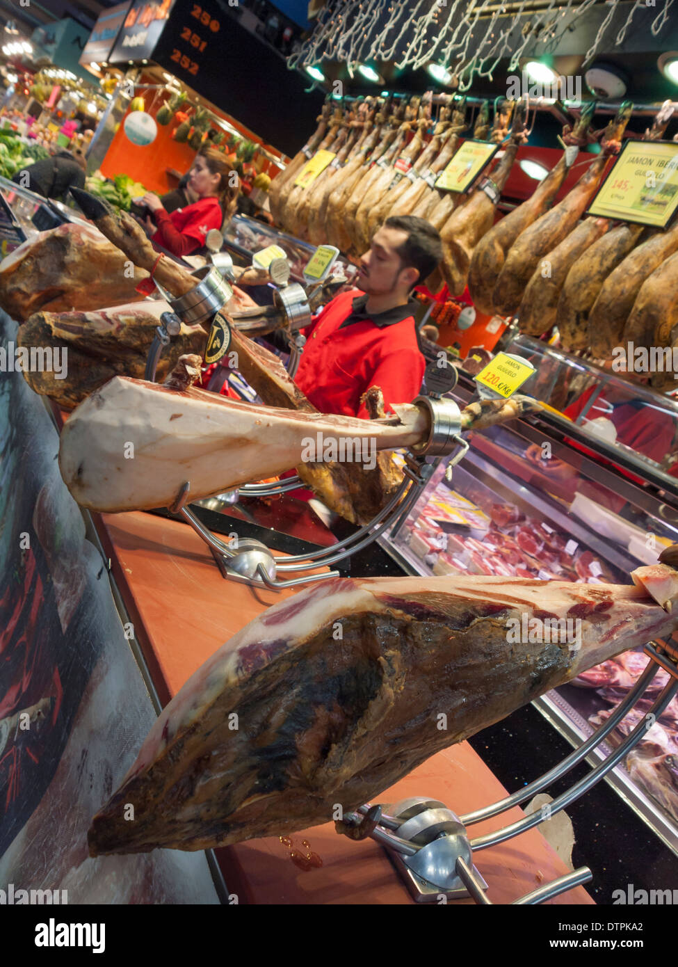 Jambon Serrano est vendu à la traditionnelle 'Mercat de la Boqueria market' à Barcelone, Espagne. Banque D'Images