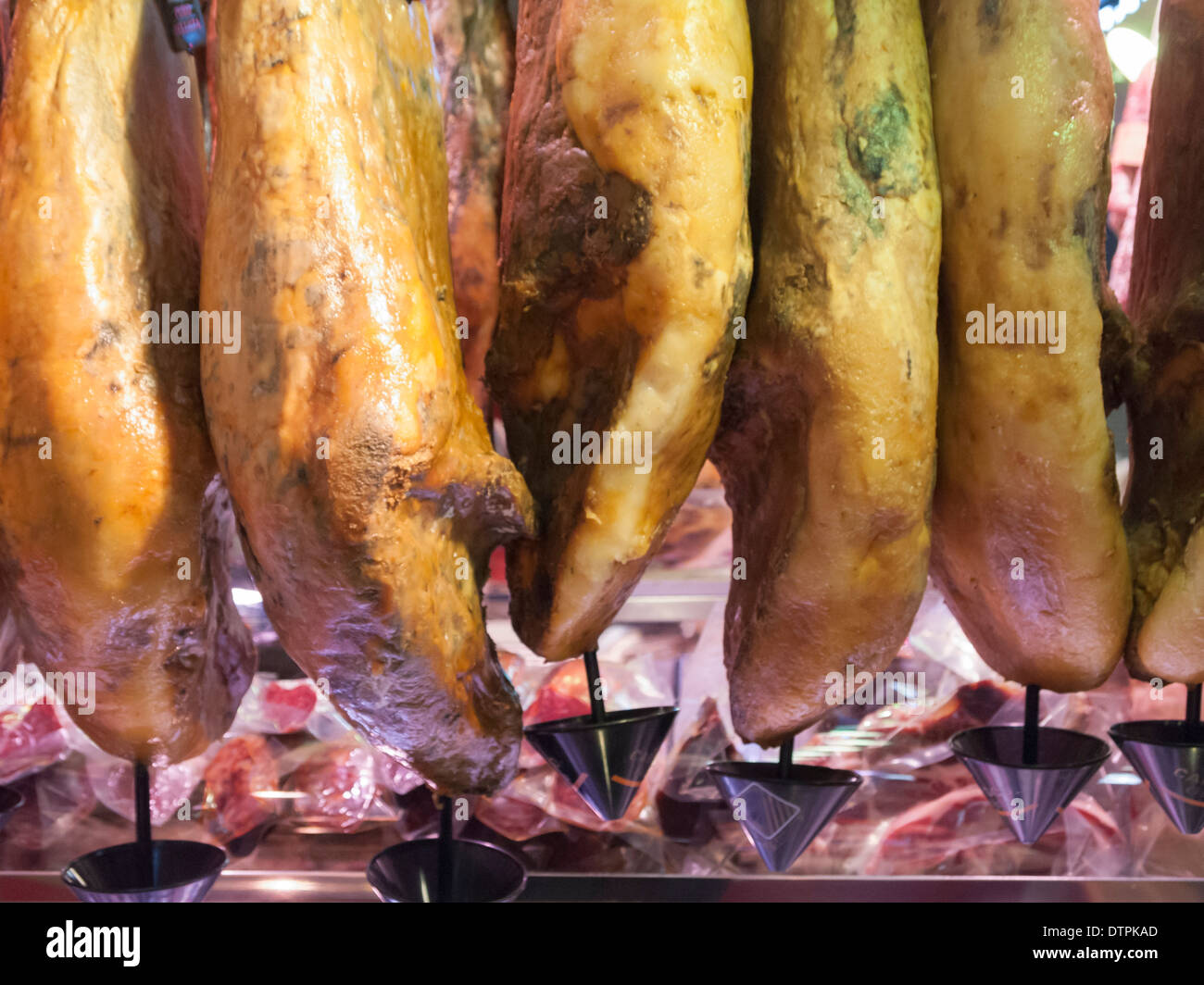 Jambon Serrano est vendu à la traditionnelle 'Mercat de la Boqueria market' à Barcelone, Espagne. Banque D'Images