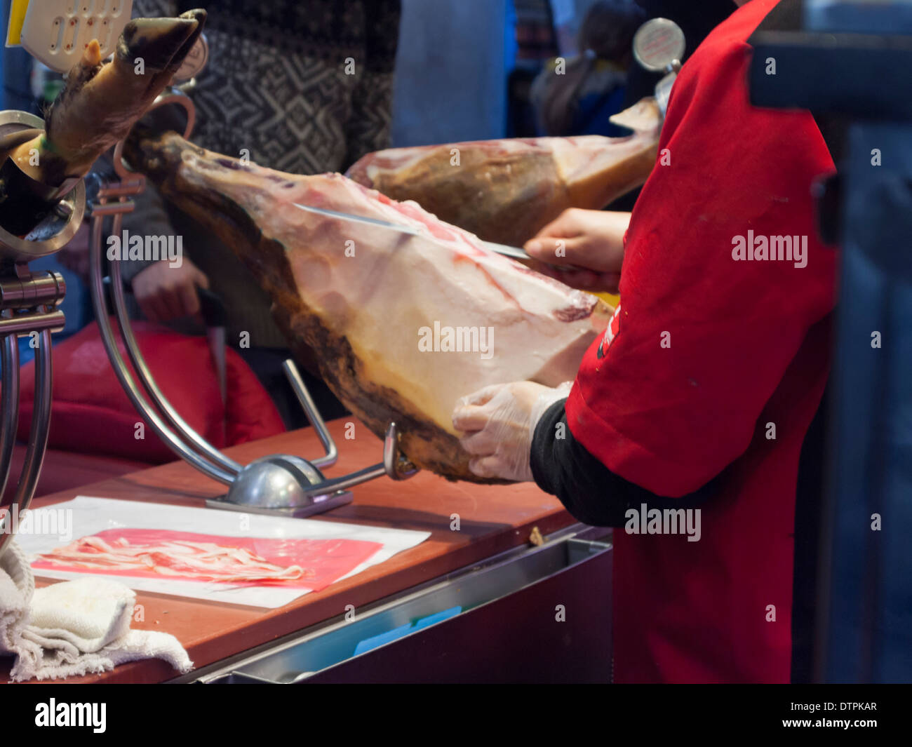 Jambon Serrano est vendu à la traditionnelle 'Mercat de la Boqueria market' à Barcelone, Espagne. Banque D'Images