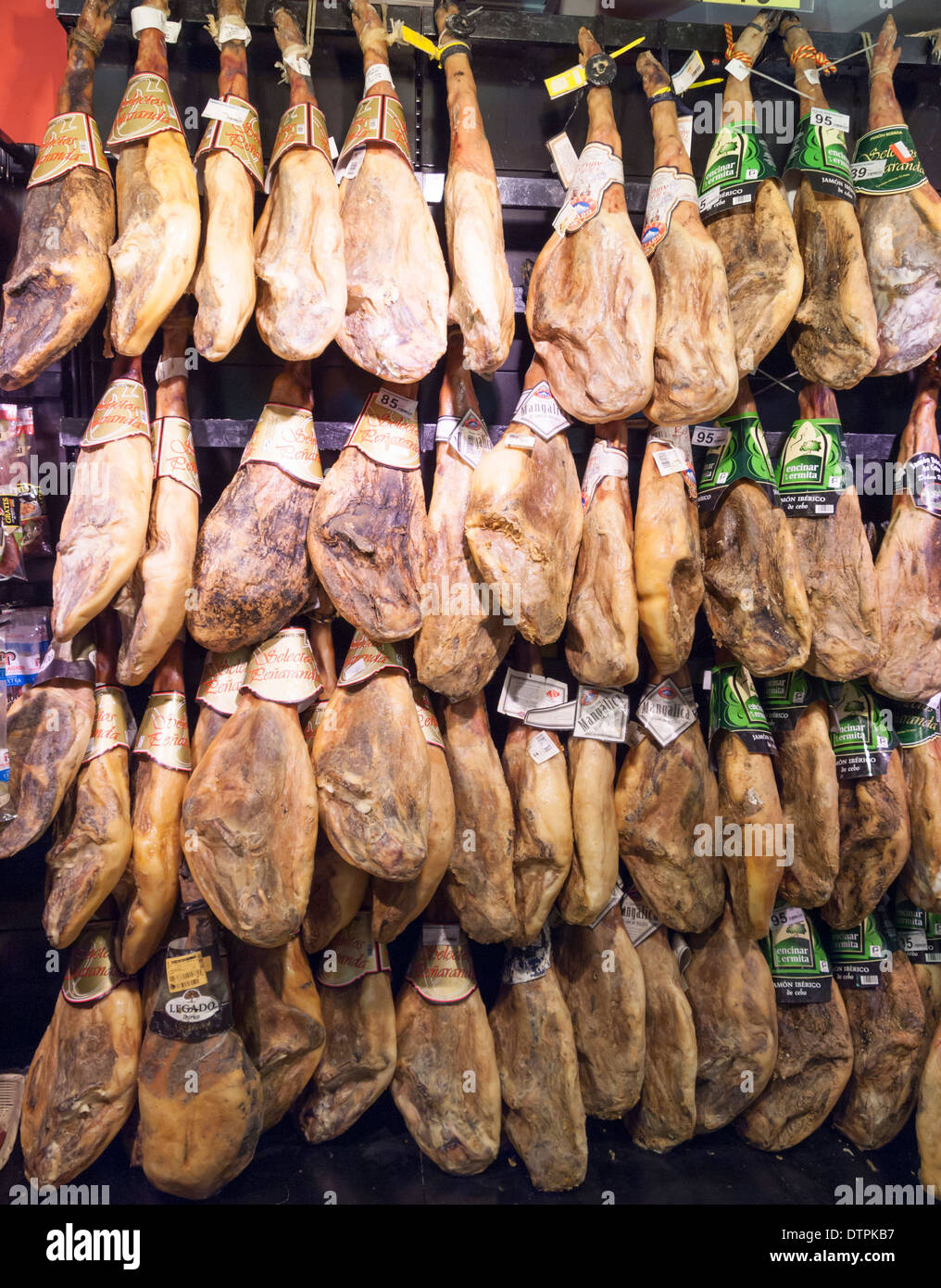 Jambon Serrano est vendu à la traditionnelle 'Mercat de la Boqueria market' à Barcelone, Espagne. Banque D'Images