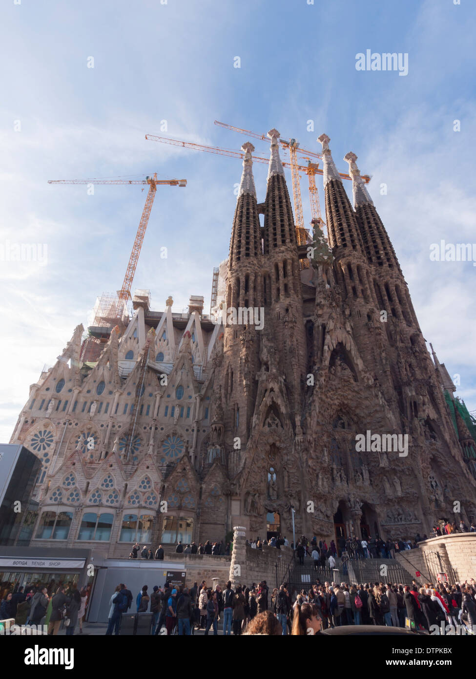 Grues de construction à Antonio Gaudi's cathédrale "Sagrada Familia" à Barcelone, Espagne. Banque D'Images