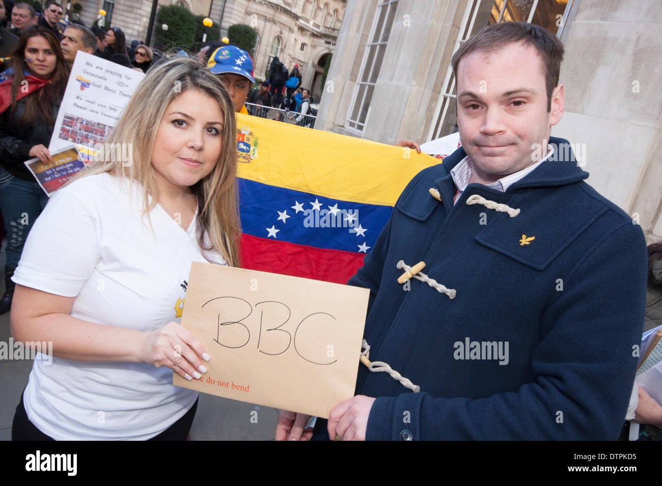 Londres, Royaume-Uni. 22 février 2014. Organisateur de protestation Austri Vivas, gauche, mains une pétition à un représentant de la BBC comme des centaines de Vénézuéliens de protester contre ce qu'ils disent est une des nouvelles par la société. Crédit : Paul Davey/Alamy Live News Banque D'Images