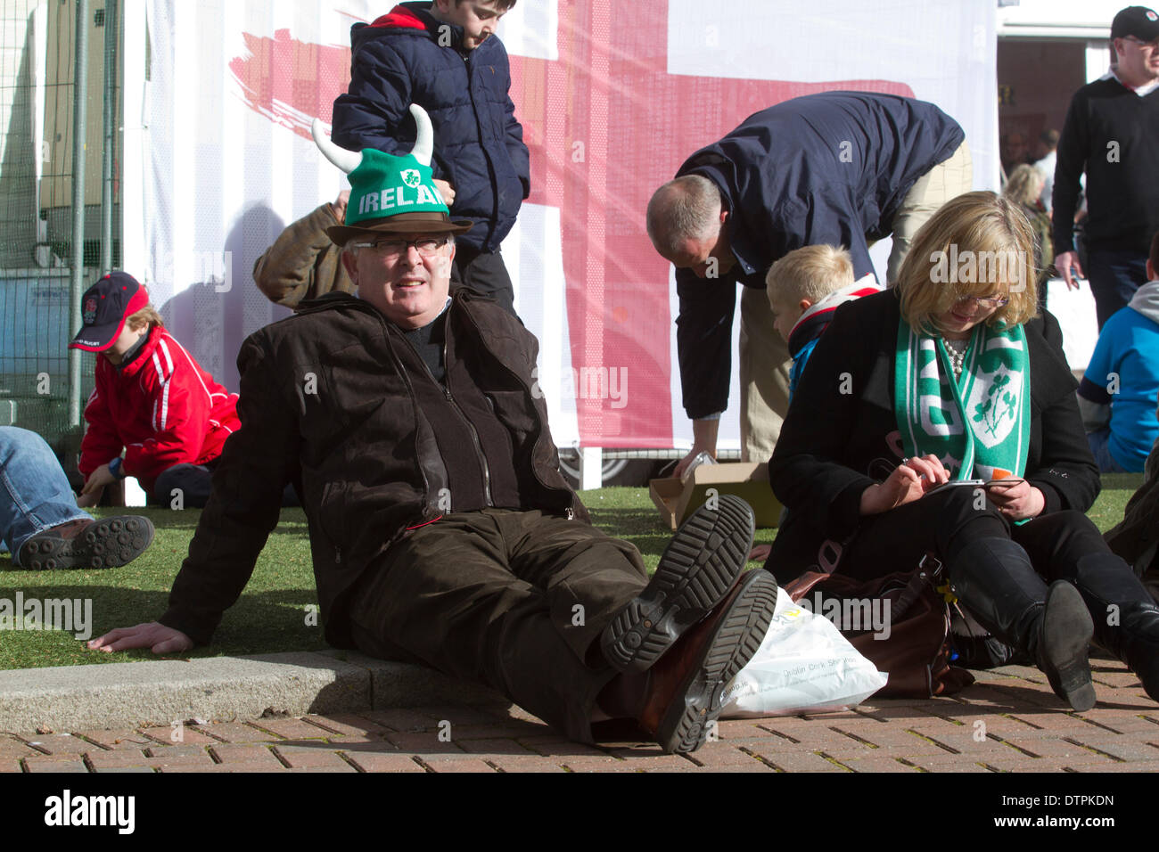 Twickenham, Royaume-Uni. 22 février 2014. Des fans anglais et irlandais se rassemblent dans leurs couleurs nationales traditionnelles de l'avant du rugby 6 nations match entre l'Angleterre et l'Irlande à Twickenham Crédit : amer ghazzal/Alamy Live News Banque D'Images