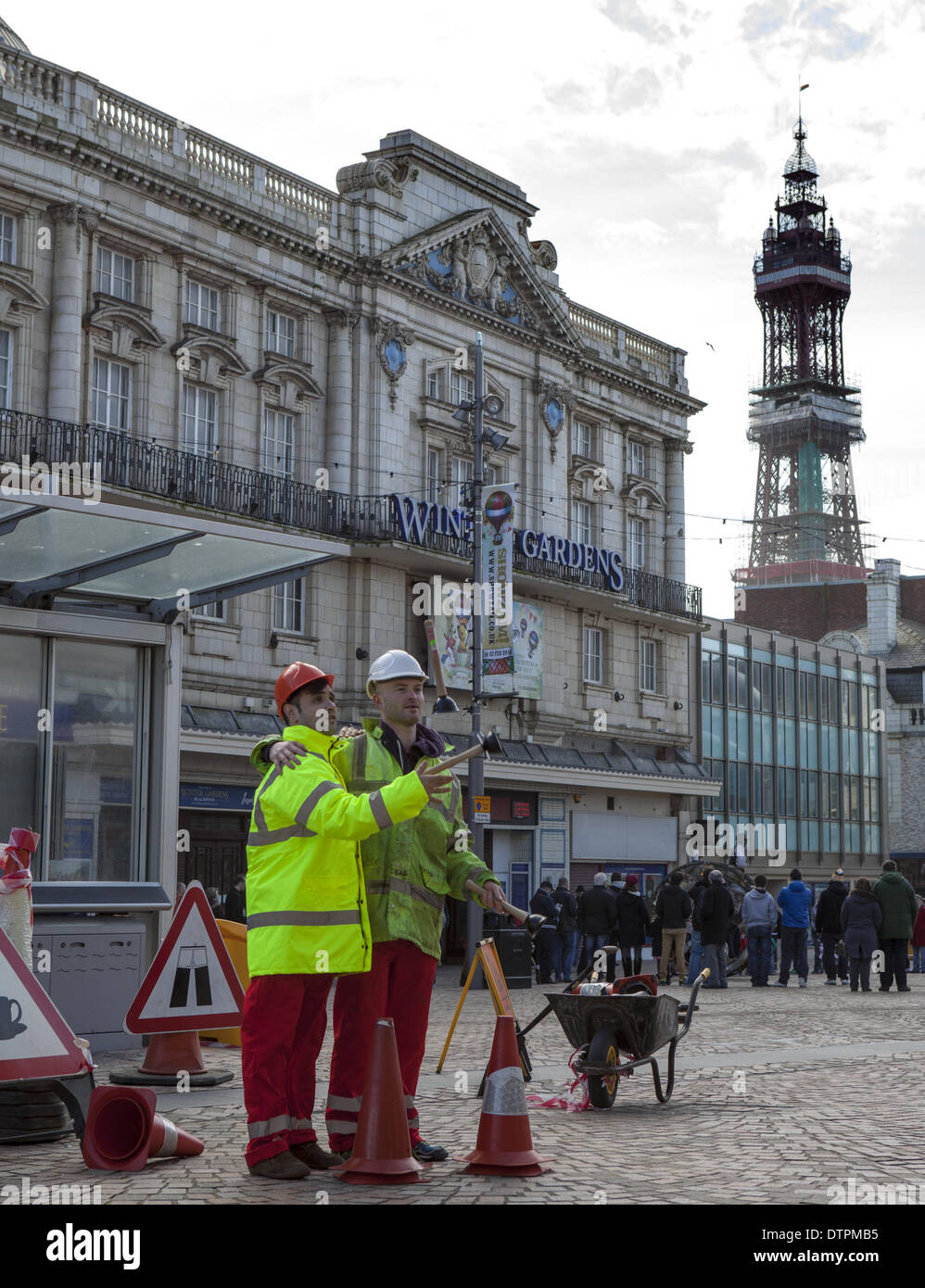 Blackpool, Lancashire, Royaume-Uni 22 février, 2014. Carlos Romero & Chris Patfield du "Bureau des idées stupides à la "Road Show' travailleur, d'une loi avec les cônes de plastique et bornes de la circulation. C'est une loterie arts financés par l'entreprise basée à Brixton, mis en place pour rendre l'art, de divertissement, d'humour et de la surprise dans les lieux dans l'environnement bâti. La bonne humeur avec les interprètes du Blackpool's festival annuel de cirque, de magie et de nouvelle variété. Les dix jours du festival de magie qui est Showzam voit la saturation des sites célèbres avec les artistes de rue. Credit : Cernan Elias/Alamy Live News Banque D'Images