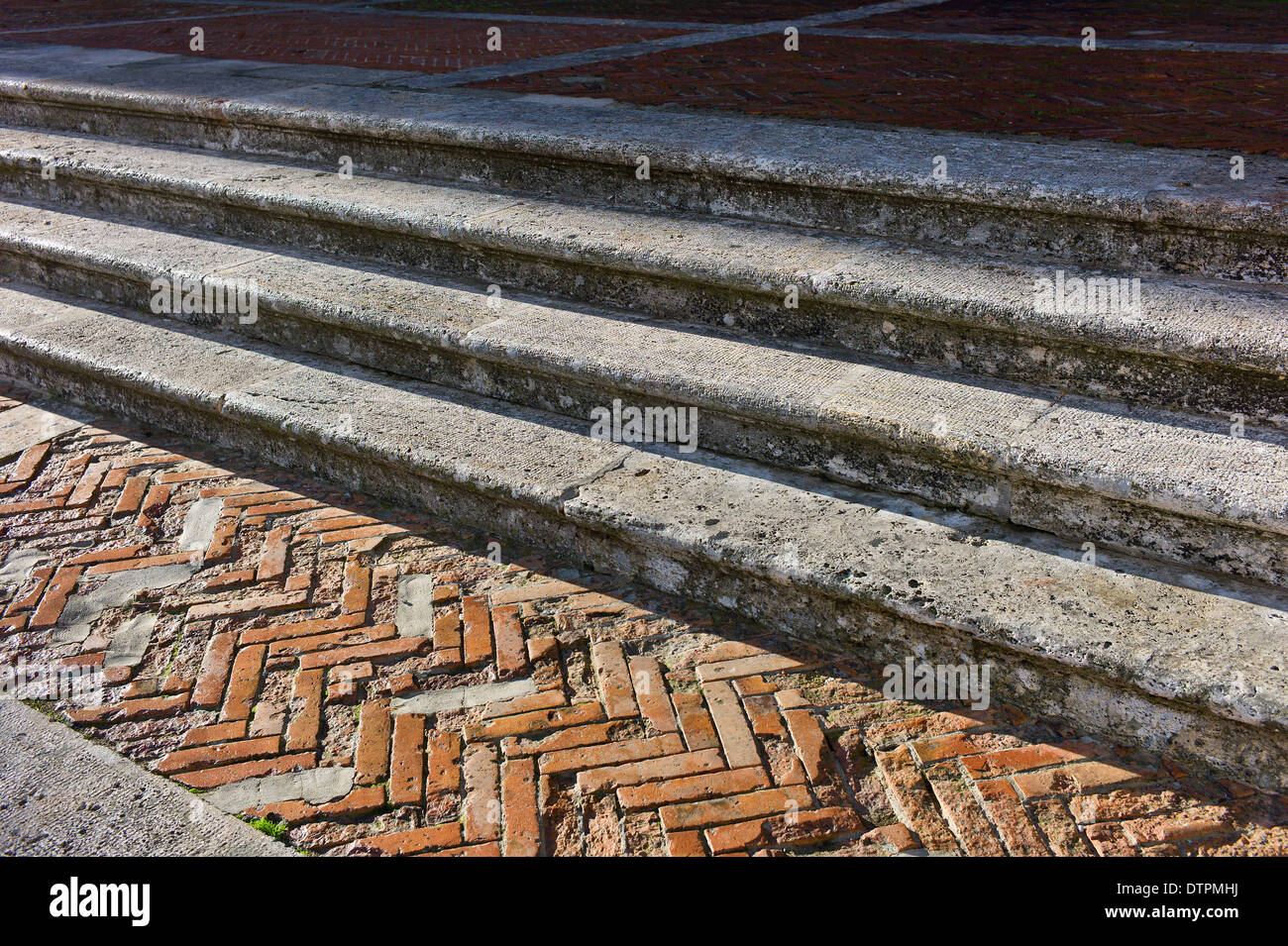 Pavage en brique et de marches de pierre menant à la Cathédrale, la Piazza Grande, Montepulciano, Toscane, Italie Banque D'Images