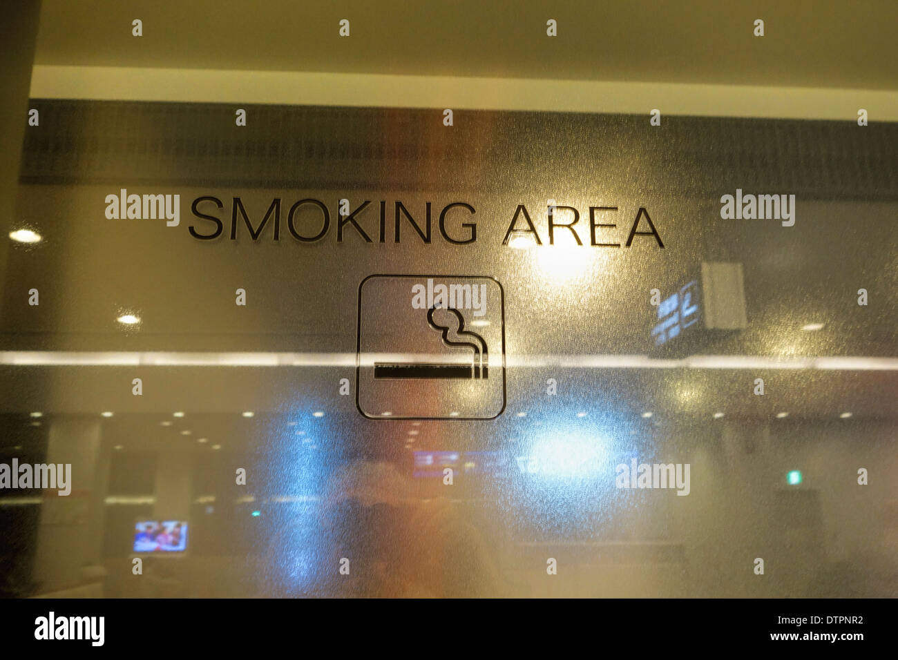 La porte de la salle fumeurs, l'Aéroport International de Narita, Tokyo, Japon. Banque D'Images La porte de la salle fumeurs, l'Aéroport International de Narita, Tokyo, Japon. Banque D'Images