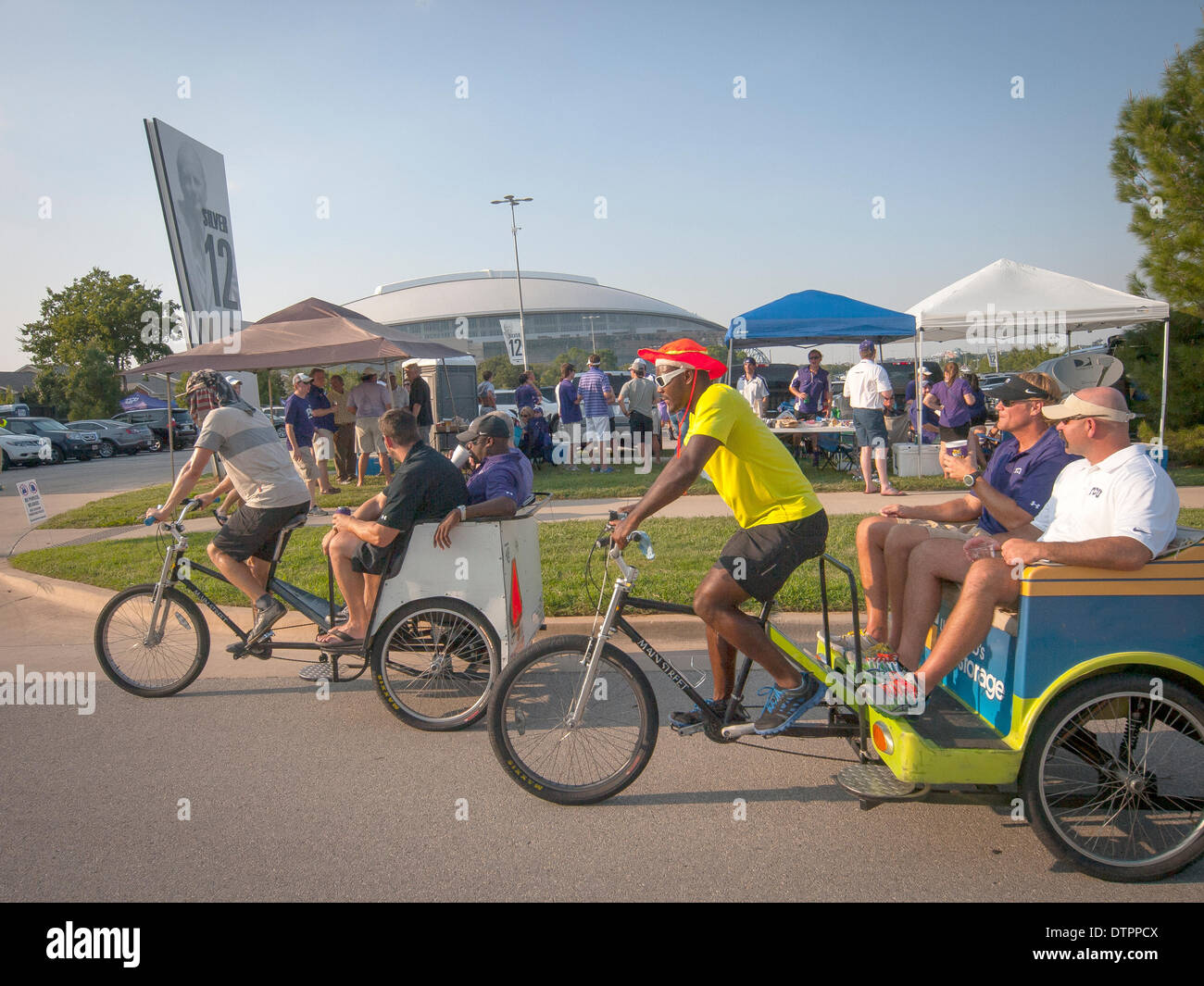 Se déplacer les fans de sport ride dans pedicab du barbecue au stade de hayon Banque D'Images