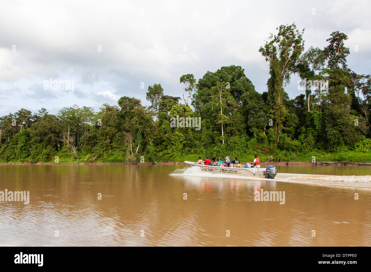 Un groupe de touristes sur une excursion en bateau sur la rivière Kinabatangan, Bornéo, Malaisie Banque D'Images