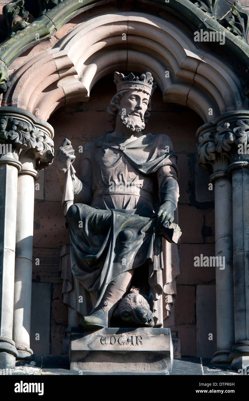 Le roi Edgar statue sur l'extérieur de la cathédrale de Lichfield, dans le Staffordshire, Angleterre, RU Banque D'Images