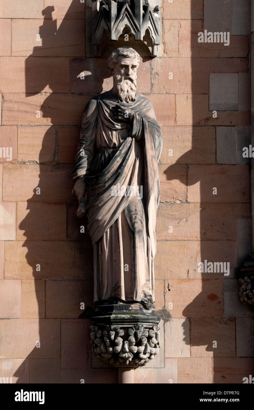 Statue de Saint Matthieu sur le côté sud de la cathédrale de Lichfield, dans le Staffordshire, Angleterre, RU Banque D'Images