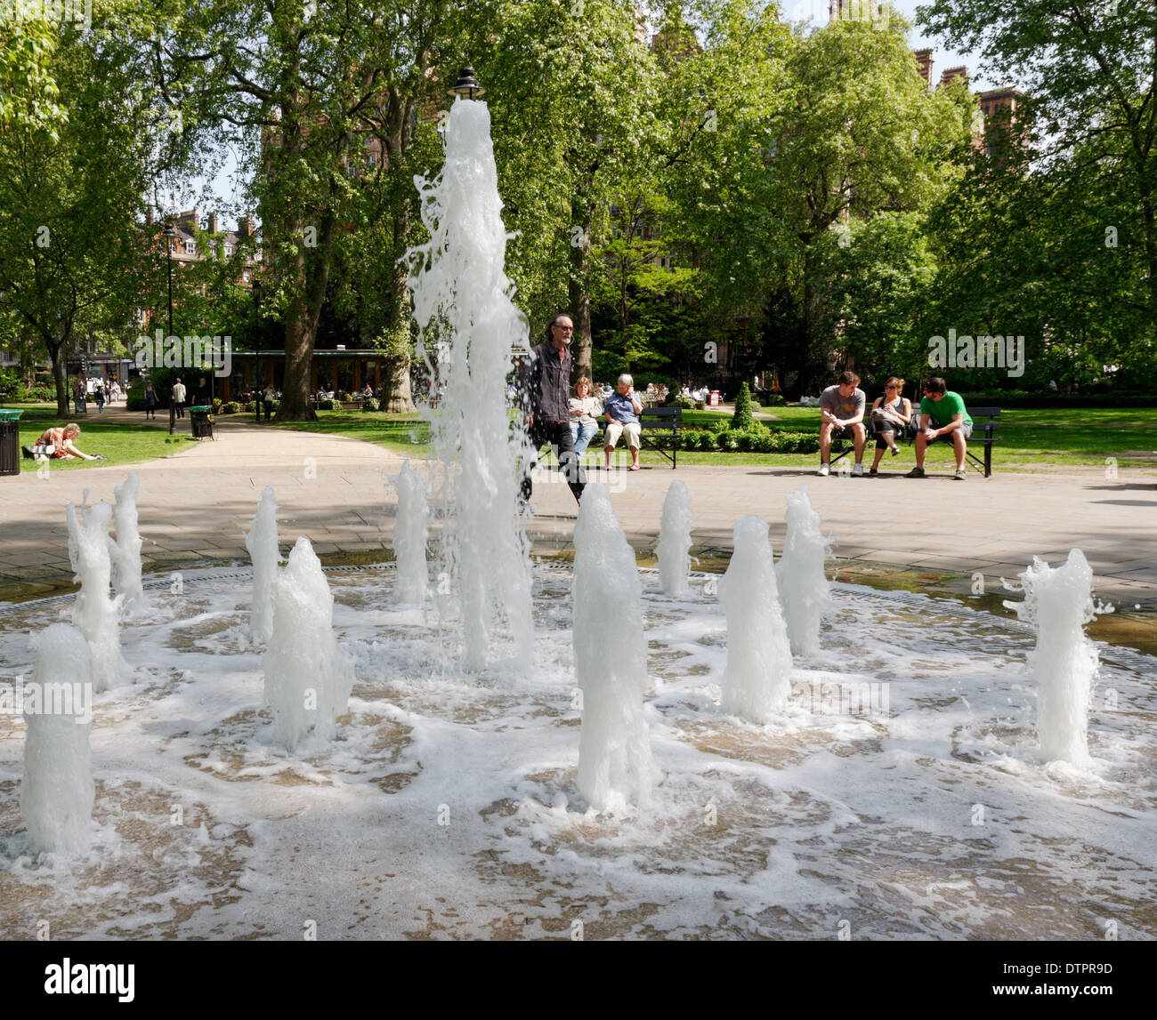L'eau des fontaines à Russell Square, Londres Banque D'Images