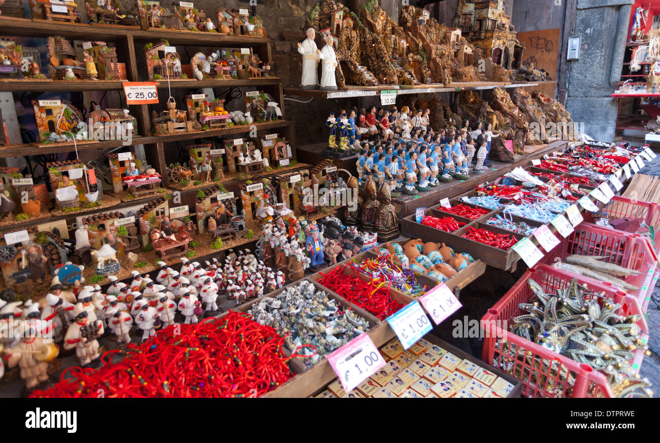 Crèches de Noël dans une rue typique de Naples, San Gregorio Armeno