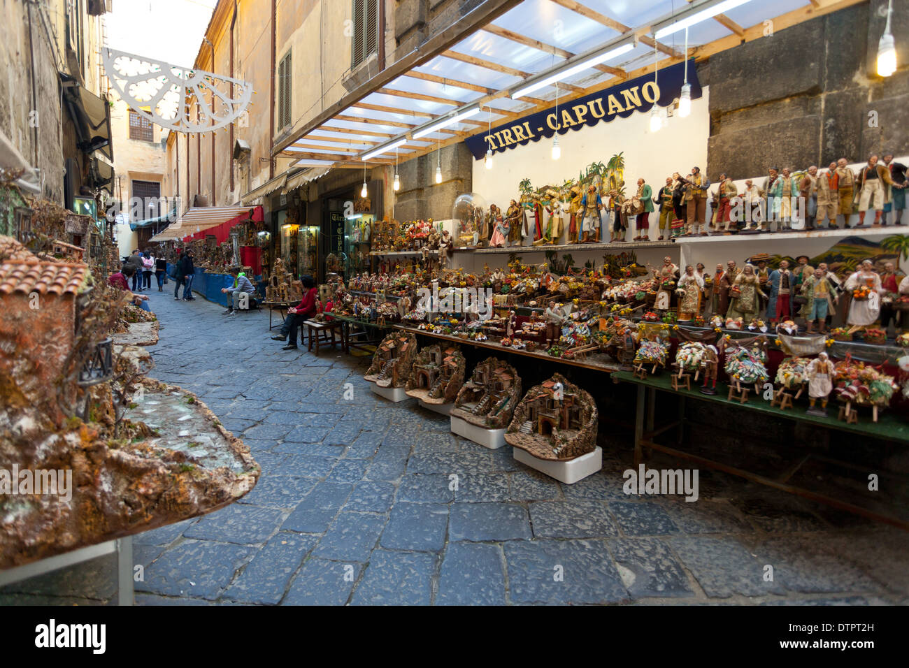 Crèches de Noël dans une rue typique de Naples, San Gregorio Armeno Photo Stock - Alamy