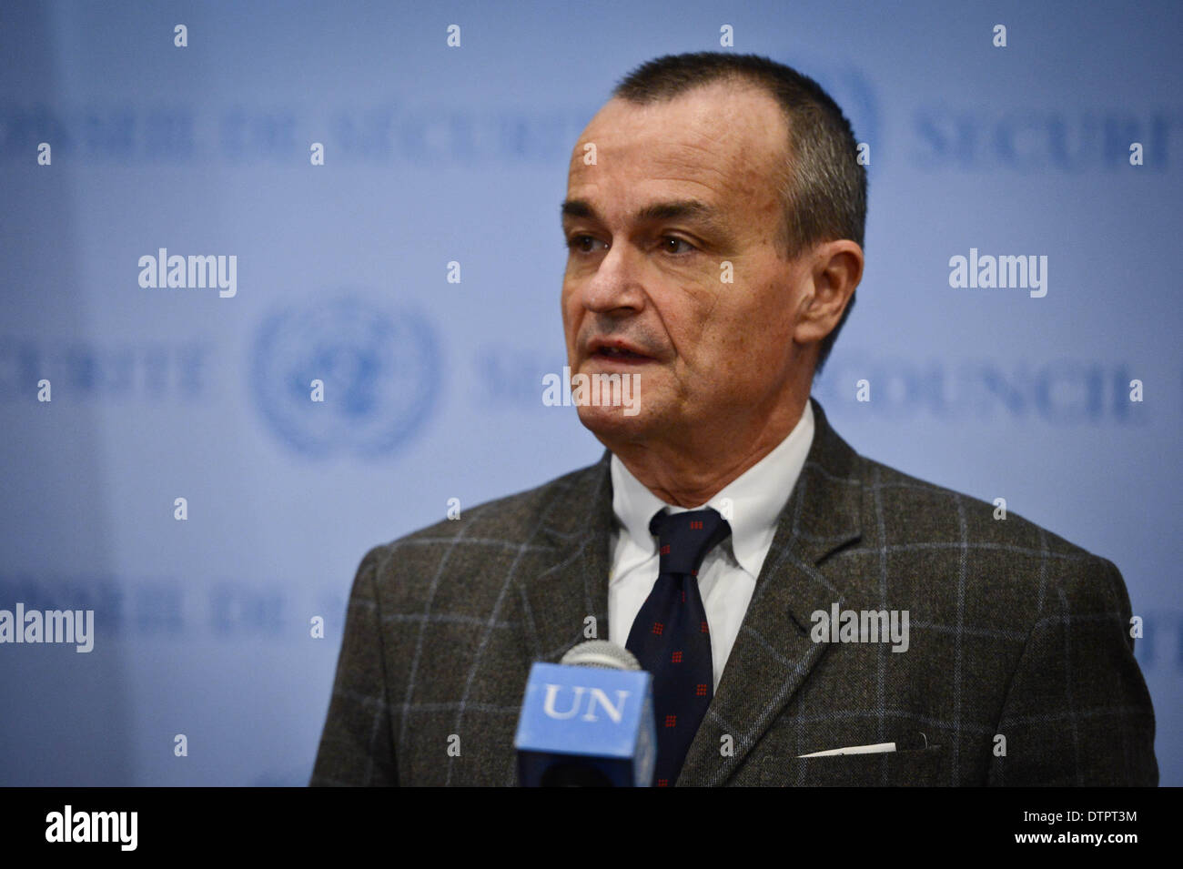 New York. Feb 22, 2014. Le français représentant permanent auprès de l'Organisation des Nations Unies Gérard Araud parle aux journalistes des médias après avoir assisté à une réunion du Conseil de sécurité des Nations Unies concernant la situation en Syrie, au siège des Nations Unies à New York, le 22 février 2014. Le Conseil de sécurité des Nations Unies le samedi à l'unanimité une résolution qui demande 'rapid, un accès humanitaire sûr et sans entrave de l'aide humanitaire des Nations Unies, dans des pays déchirés par la guerre en Syrie, où le conflit armé se poursuit depuis près de trois ans. Credit : Niu Xiaolei/Xinhua/Alamy Live News Banque D'Images