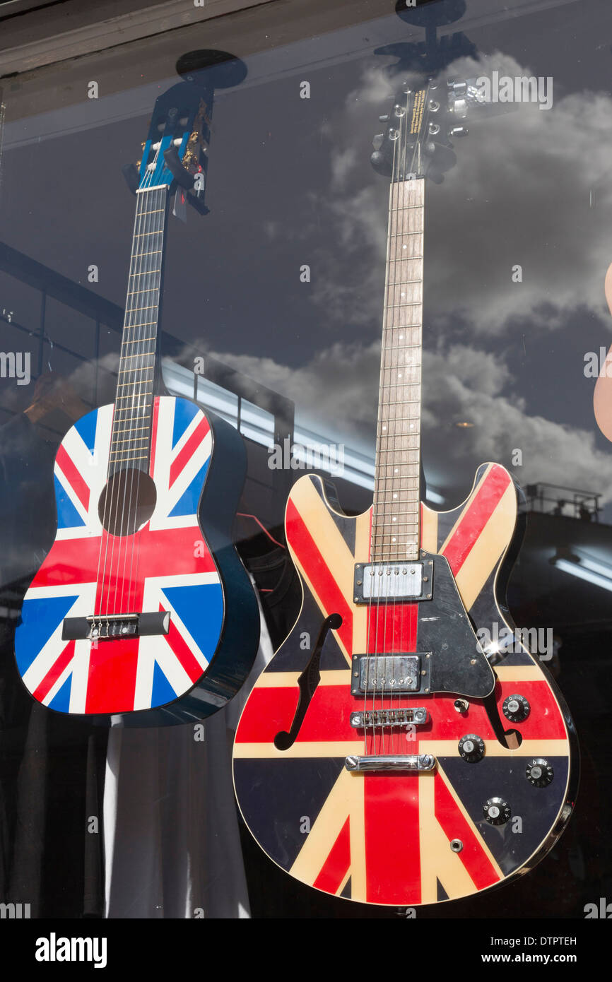 Deux Guitares Une Guitare Electrique Et Une Guitare Acoustique Avec Un Drapeau De L Union Europeenne Imprimer Suspendu Dans Une Vitrine Camden London Photo Stock Alamy