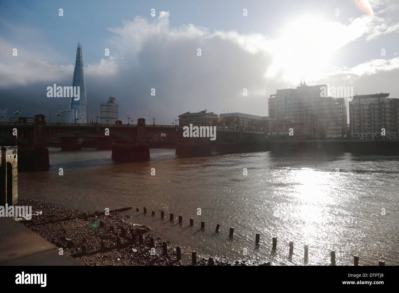 Southwark Bridge avec le fragment dans l'arrière-plan sur un jour hiver Banque D'Images Southwark Bridge avec le fragment dans l'arrière-plan sur un jour hiver Banque D'Images