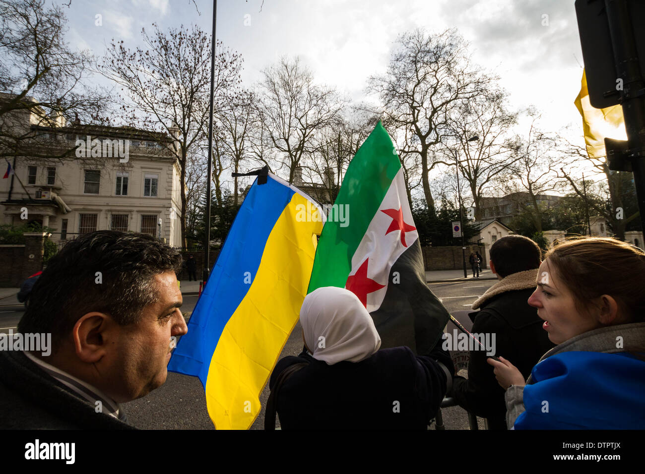 Une manifestante syrienne montre l'appui. Manifestation devant l'ambassade de Russie à Londres par British ukrainiens. Banque D'Images