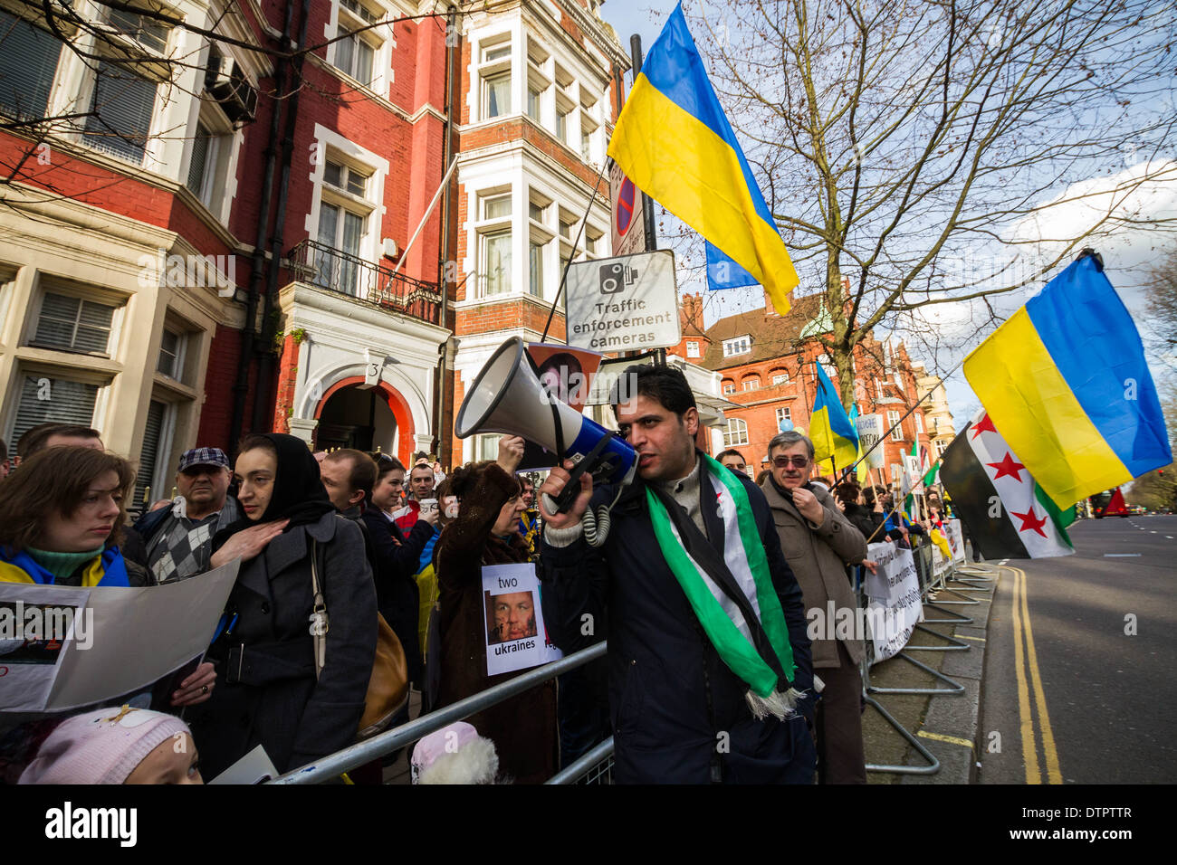 Une manifestante syrienne montre l'appui. Manifestation devant l'ambassade de Russie à Londres par British ukrainiens. Banque D'Images