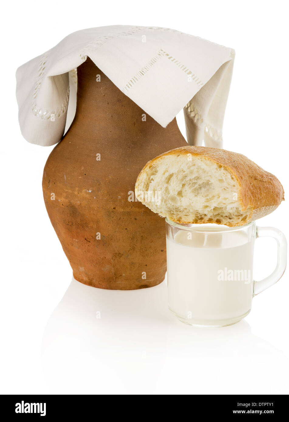 Ancien pot en argile, du pain et une tasse de lait sur fond blanc Banque D'Images