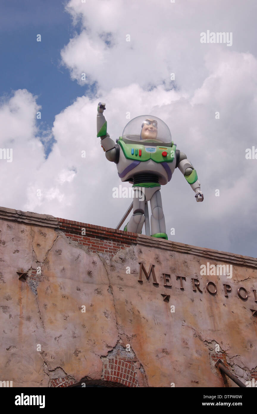 Un Buzz Lightyear toy sur le haut d'un immeuble à Walt Disney's Hollywood Studios à Orlando, Floride, États-Unis Banque D'Images