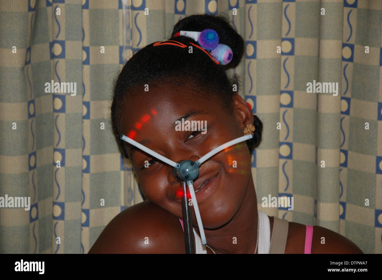 Portrait d'un pretty smiling Afro girl with a toy allumé de couleur en rotation Banque D'Images