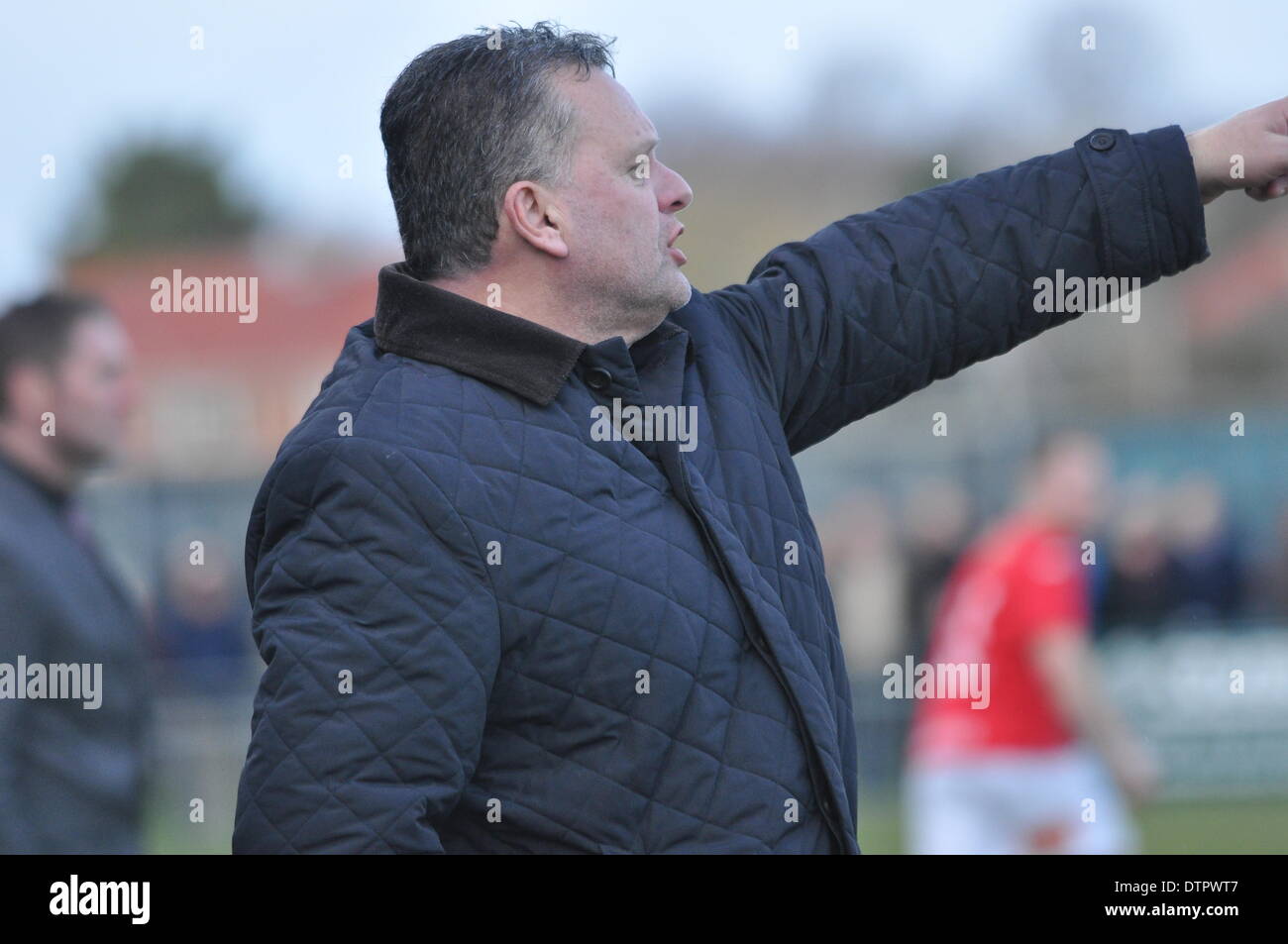 Alex Pike, de diriger son équipe à partir de la ligne de touche lors de la victoire historique de Gosport Borough sur Lee Bradbury's Havant et Waterlooville FC. Gosport, Royaume-Uni. Feb 22, 2014. Gosport Borough v Havant & Waterlooville, demi-finale, FA Trophy. Credit : Flashspix/Alamy Live News Banque D'Images