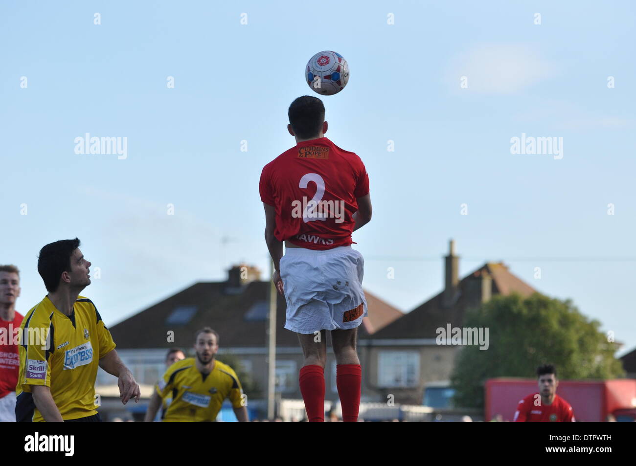 Hawks defender efface de Gosport attaquant, au Royaume-Uni. Feb 22, 2014. Gosport Borough v Havant & Waterlooville, demi-finale, FA Trophy. Alamy Live News Banque D'Images