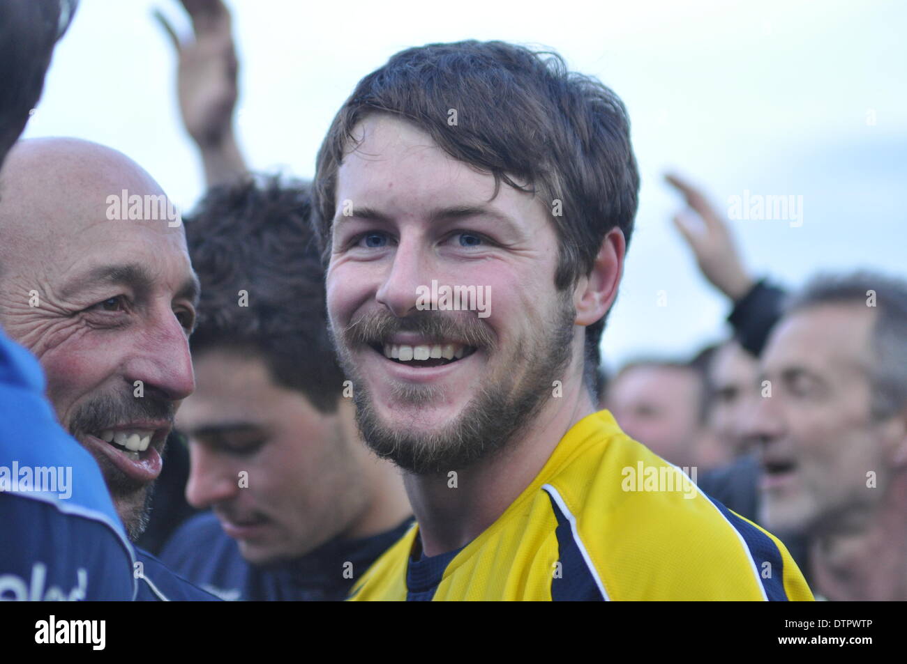 En Bois Dan bénéficie de l'après-match à la suite de célébrations de Gosport Borough FC célèbre et victoire historique sur les rivaux Havant et Waterlooville FC dans le FA Trophy semi finale. Gosport, Royaume-Uni. Feb 22, 2014. Gosport Borough v Havant & Waterlooville, demi-finale, FA Trophy. Credit : Flashspix/Alamy Live News Banque D'Images