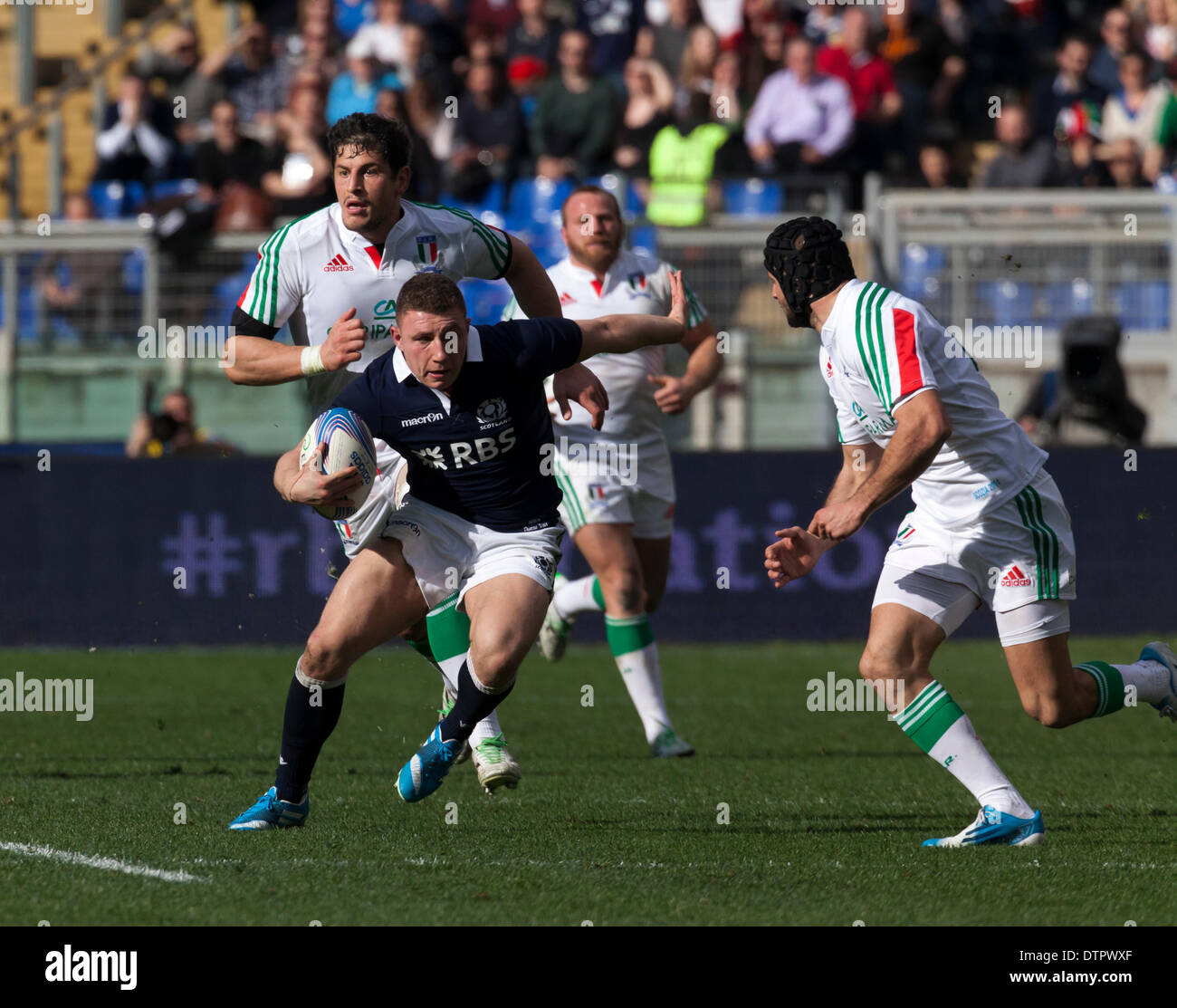 Rome, Italie. Feb 22, 2014. 6 Nations Italie contre l'Ecosse. L'Ecosse a battu l'Italie par 21 points à 20 avec un Duncan Weir drop kick une minute avant à plein temps. Duncan Weir essaie de percer la défense italienne. Crédit : Stephen Bisgrove/Alamy Live News Banque D'Images