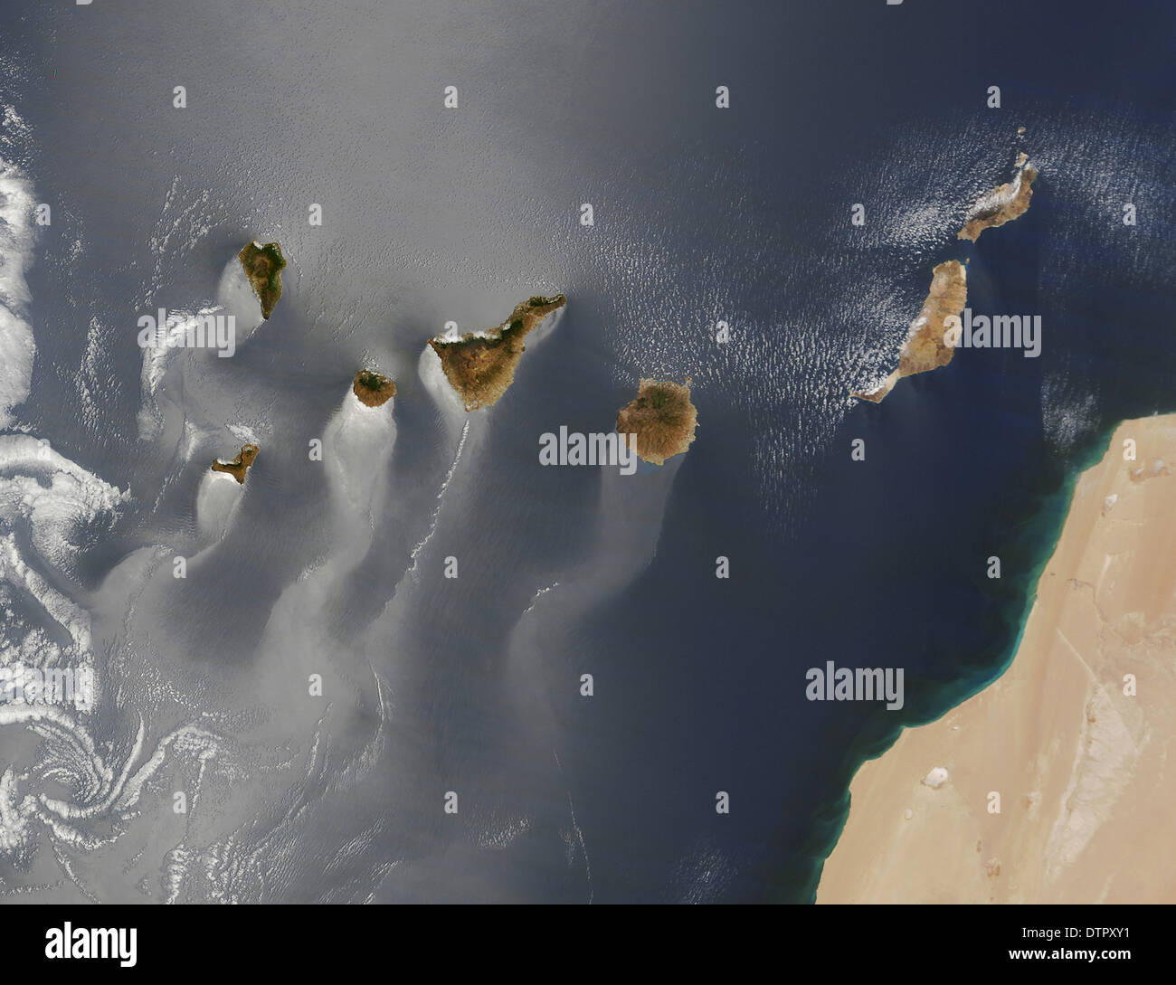 Karmen vortex vent s'écoule autour et entre les îles Canaries est visible par les nuages minces sous le vent en continu Banque D'Images