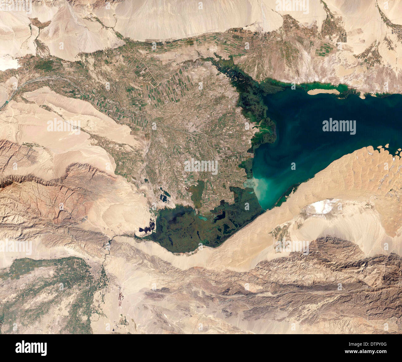 Un barrage dans le bassin de l'Yanqi, dans la province de Xinjiang, dans le désert de Taklamakan, fournit de l'eau des fermes dans la région. Banque D'Images