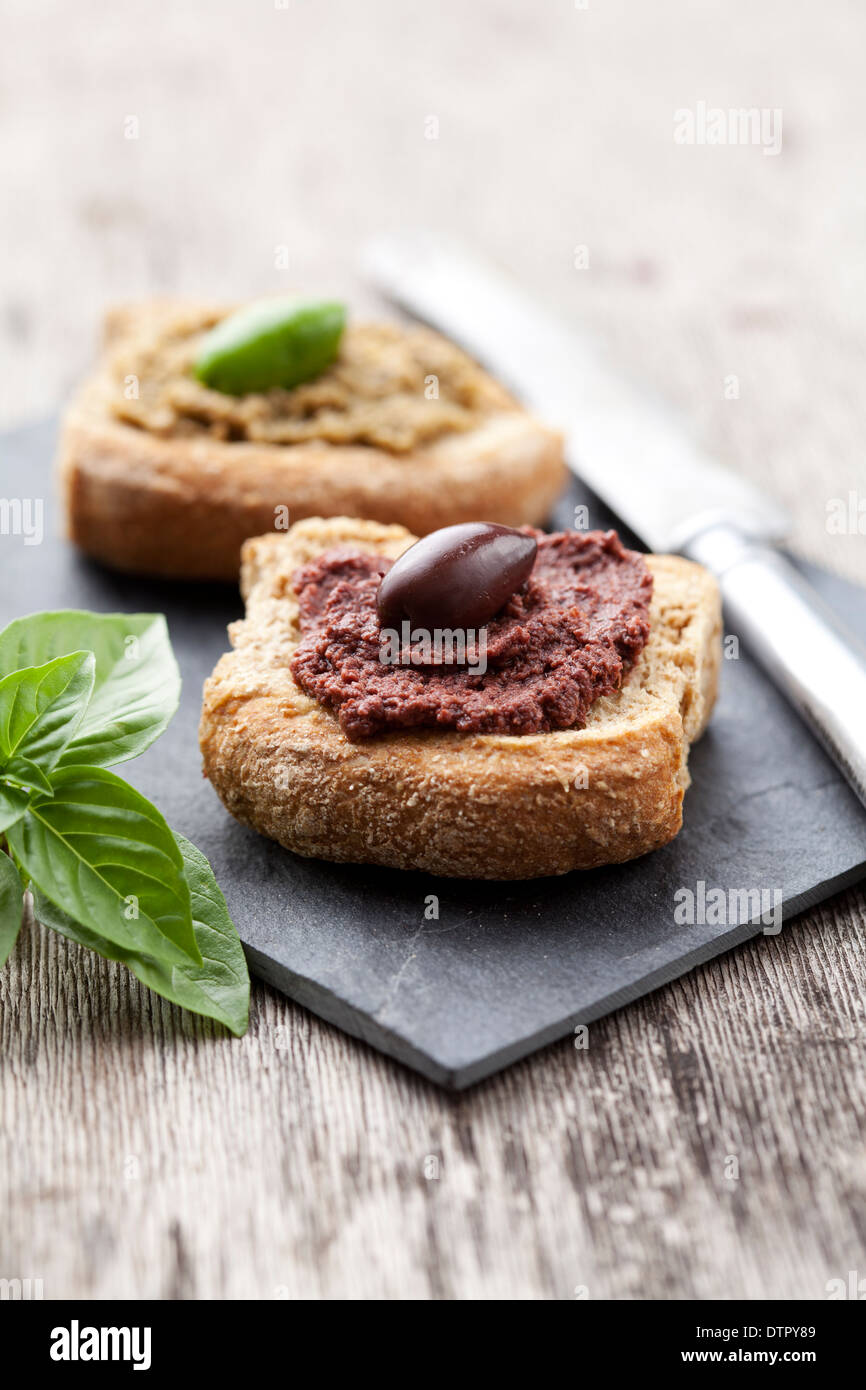 Bol avec produits frais fabriqués à partir de pâte d'olive olives de Kalamata Banque D'Images