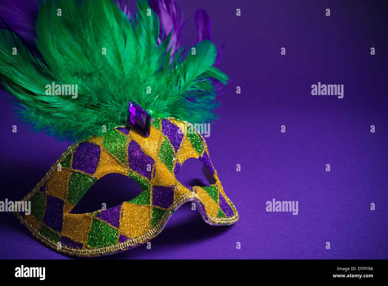 Mardi gras, de fête ou de masque vénitien carnaval sur fond violet Banque D'Images