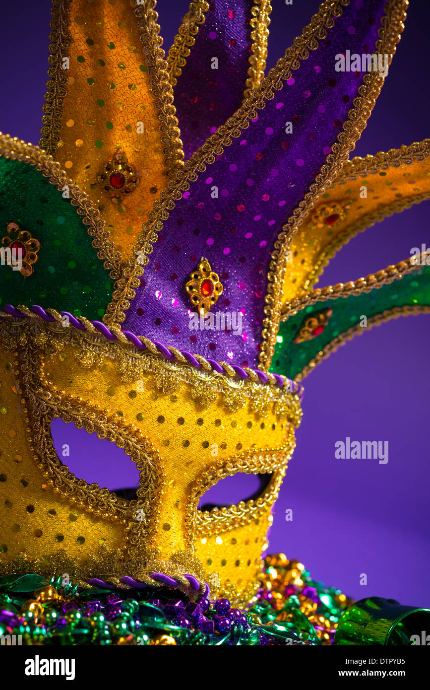 Mardi gras, de fête ou de masque vénitien carnaval sur fond violet Banque D'Images