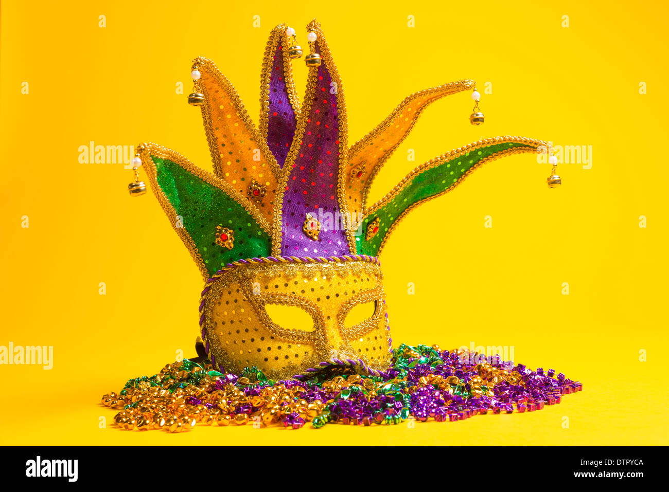 Une ambiance festive et colorée ou masque de carnaval mardi gras sur fond jaune. Masque de Venise. Banque D'Images