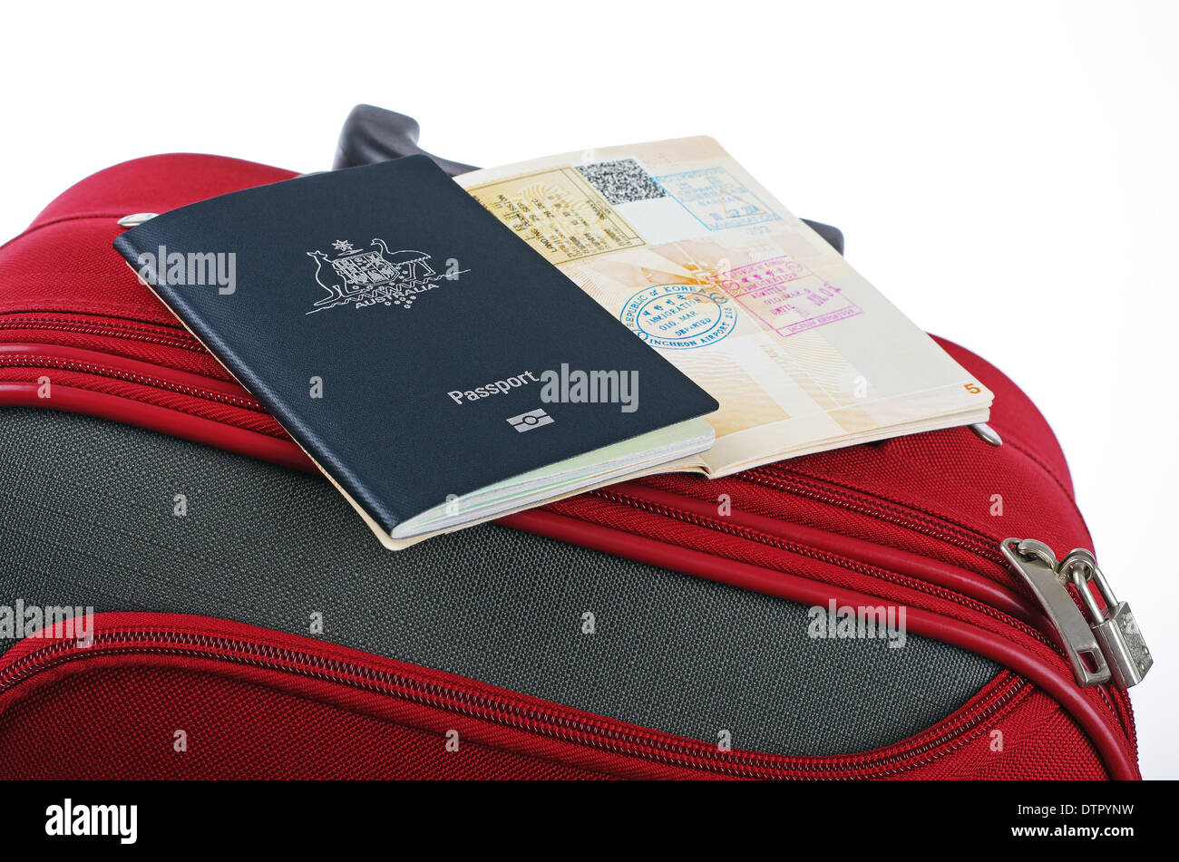 Les passeports australiens assis sur une valise de voyage rouge Banque D'Images
