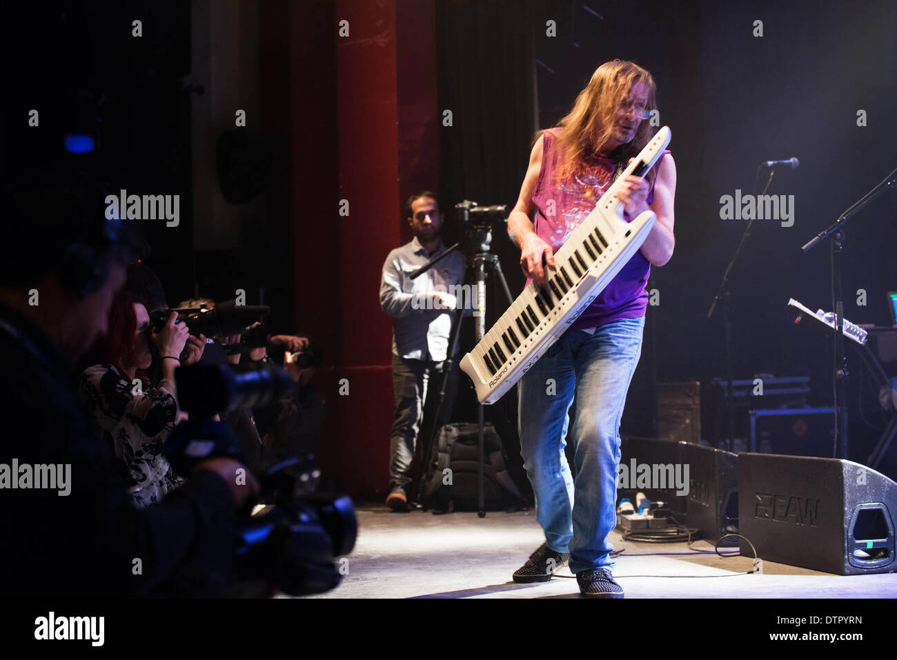 Londres, Royaume-Uni. Feb 22, 2014. 'Tim Blake' préformes à la Rock 4 Sauvetage et Hawkwind concert la sensibilisation de la cruauté envers les animaux par compered présentatrice TV Matthew Wright à l'O2 Shepherds Bush Empire à Londres. Voir Li Capital Photo/Alamy Live News Banque D'Images